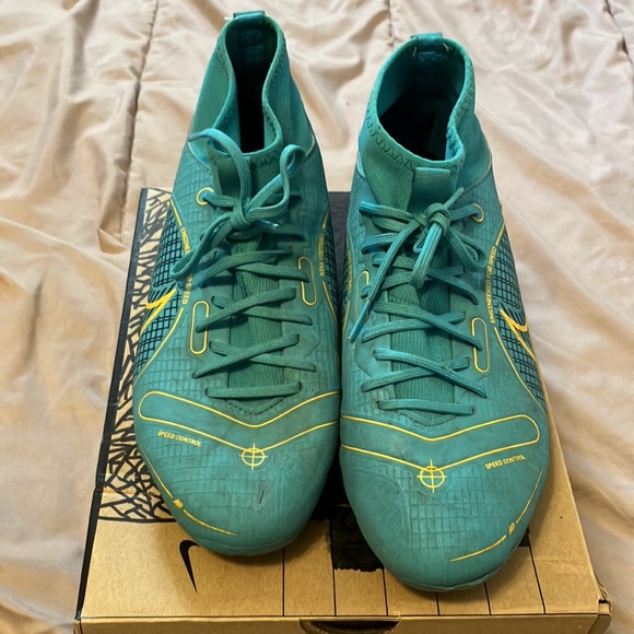 These are used Nike soccer cleats, very good quality and condition. - Picture 2 of 6